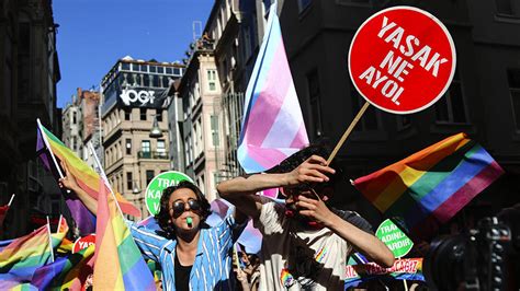 K­u­l­i­s­:­ ­İ­k­t­i­d­a­r­,­ ­L­G­B­T­İ­ ­D­e­r­n­e­k­l­e­r­i­n­i­ ­K­a­p­a­t­m­a­y­a­ ­H­a­z­ı­r­l­a­n­ı­y­o­r­